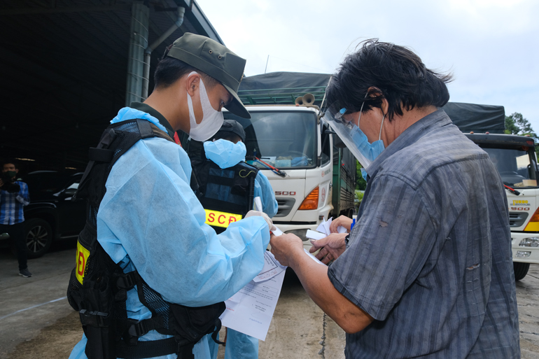 Lực lượng chức năng kiểm tra xe tải lên Lâm Đồng qua các chốt kiểm soát dịch trên Quốc lộ 20, địa bàn huyện Đạ Huoai