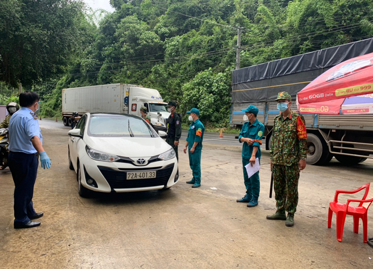 Cán bộ, chiến sĩ Ban Chỉ huy Quân sự huyện Đạ Huoai phối hợp với các lực lượng làm nhiệm vụ tại chốt kiểm soát phòng chống dịch bệnh