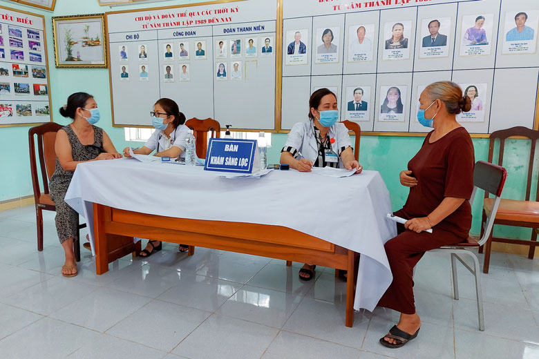 Cán bộ Trung tâm Y tế huyện Cát Tiên khám sàng lọc cho người dân trước khi tiêm