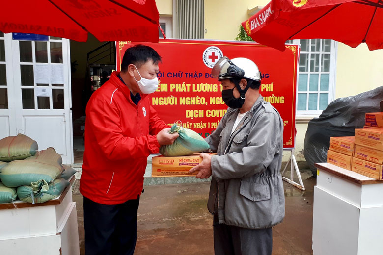 Ông Đỗ Hoàng Tuấn - Chủ tịch Hội Chữ thập đỏ tỉnh trao lương thực cho người khó khăn vượt qua đại dịch Covid-19