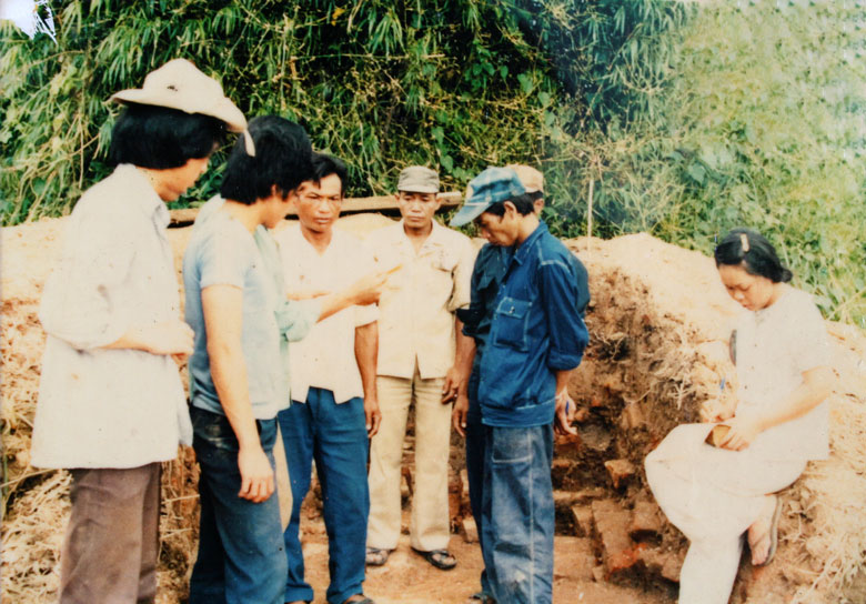 Đoàn cán bộ Trung tâm khảo cổ học, thuộc Viện KHXH vùng Nam Bộ và cán bộ nghiệp vụ Bảo tàng Lâm Đồng đang thám sát Di tích Đức Phổ năm 1985. Ảnh tư liệu Bảo tàng Lâm Đồng