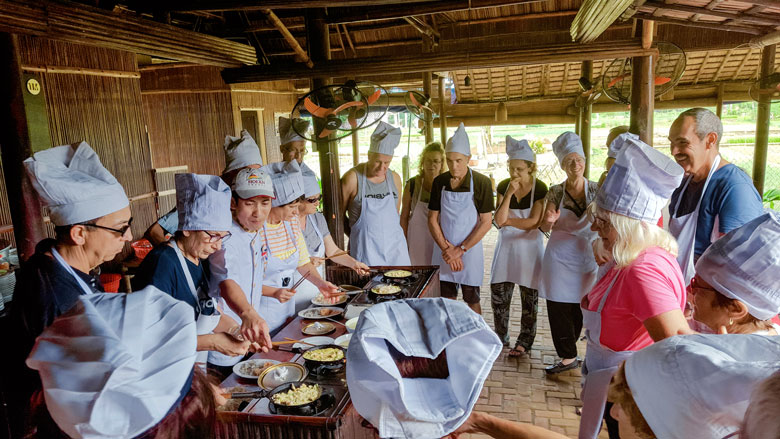 Chế biến các món ăn sử dụng sản phẩm ở Làng rau Trà Quế (Quảng Nam). (Hình chụp trước ngày 27/4)