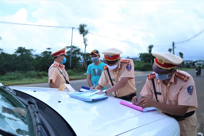 Cảnh sát giao thông Công an TP Bảo Lộc thực hiện nhiệm vụ tuần tra, kiểm soát các phương tiện vận chuyển hàng hóa đảm bảo thực hiện có hiệu quả công tác phòng chống dịch trên địa bàn