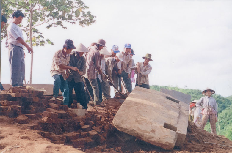 Cảnh khai quật tại Gò IA trên đỉnh đồi Khỉ. Ảnh tư liệu Bảo tàng Lâm Đồng