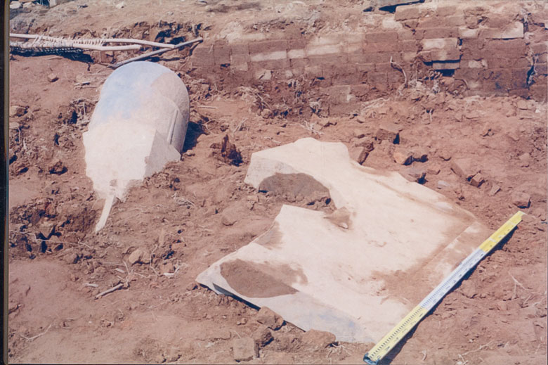 Một phần của bộ Liga -yoni đã xuất lộ dần trong lòng tháp IA, khi khai quật. Ảnh tư liệu Bảo tàng Lâm Đồng