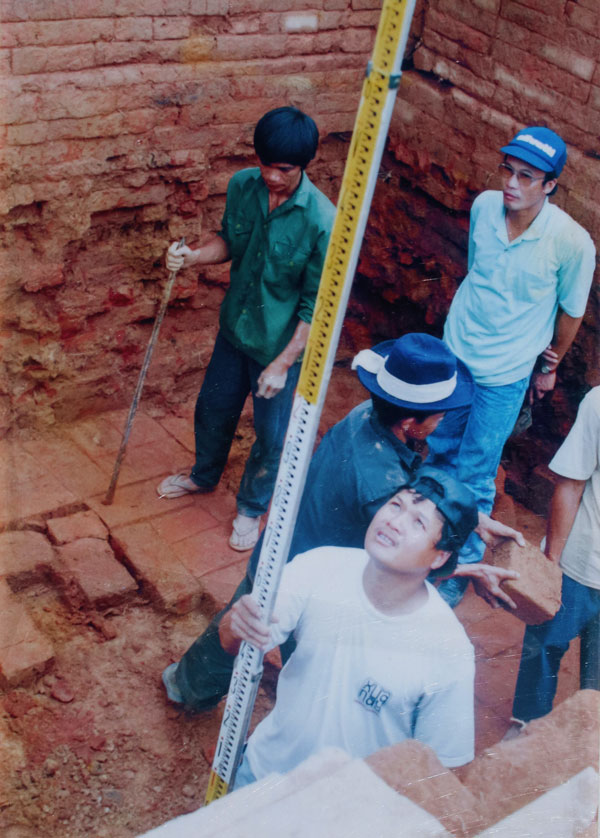 TS. Lê Đình Phụng và Nguyễn Tiến Đông đang chỉ đạo khai quật trong lòng tháp Gò IA. Ảnh tư liệu Bảo tàng Lâm Đồng