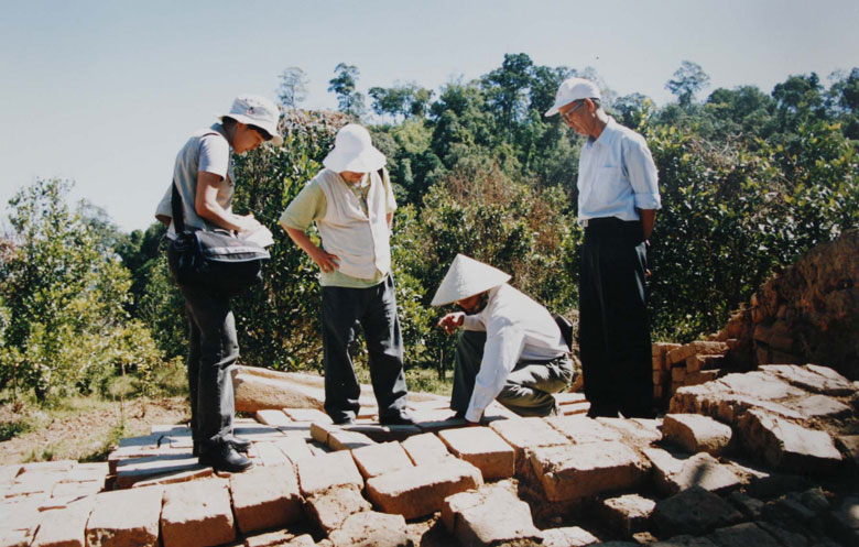 Ông Vũ Nhất Nguyên giám đốc Bảo tàng Lâm Đồng (người đứng dầu tiên từ phải qua trái) đang trao đổi với các nhà khảo cổ tại hiện trường khai quật Di tích Cát Tiên. Ảnh tư liệu Bảo tàng Lâm Đồng