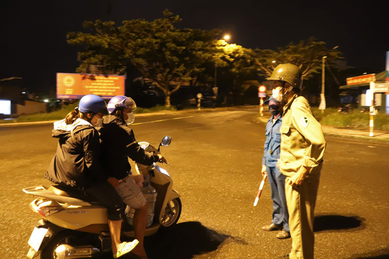 Các lực lượng túc trực trên các tuyến đường trung tâm TP Bảo Lộc để tuyên truyền, hướng dân người dân thực hiện nghiêm Chỉ thị số 10 của Tỉnh ủy Lâm Đồng, đặc biệt là không ra khỏi nhà và hạn chế đi lại sau 21 giờ đêm