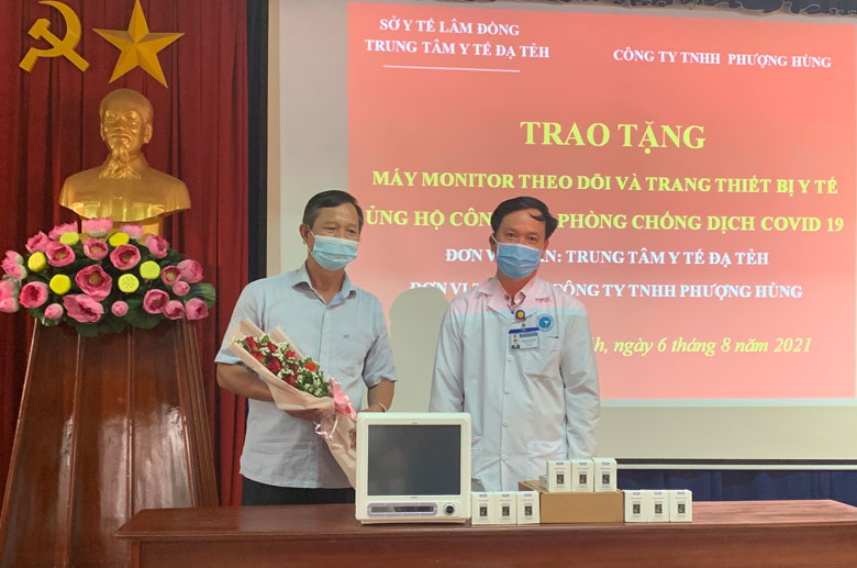Ông Vũ Văn Lân - Giám đốc Công ty TNHH Phượng Hùng đã trao tặng một máy monitor và các trang thiết bị y tế trị giá 100 triệu đồng cho Trung tâm Y tế huyện Đạ Tẻh