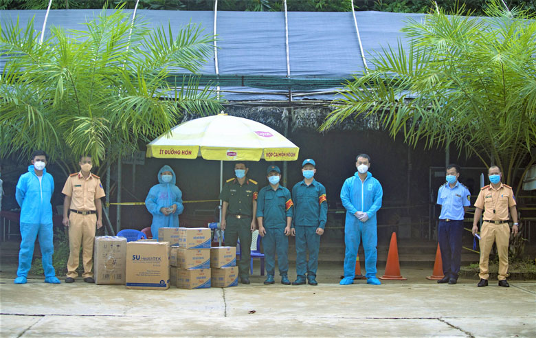 Các nhà tài trợ trao tặng vật dụng y tế cho các lực lượng tuyến đầu đang làm nhiệm vụ phòng chống dịch tại chốt số 1 đèo Chuối