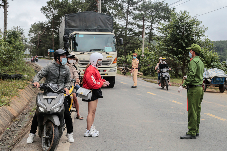 Lực lượng chức năng kiểm tra chặt chẽ tài xế xe tải, xe mô tô, gắn máy cả chiều ra và vào địa bàn xã Xuân Trường và Trạm Hành 