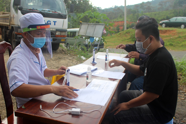 Các lái xe khai báo y tế, lịch trình tại chốt kiểm soát dịch xã Ninh Loan, Đức Trọng