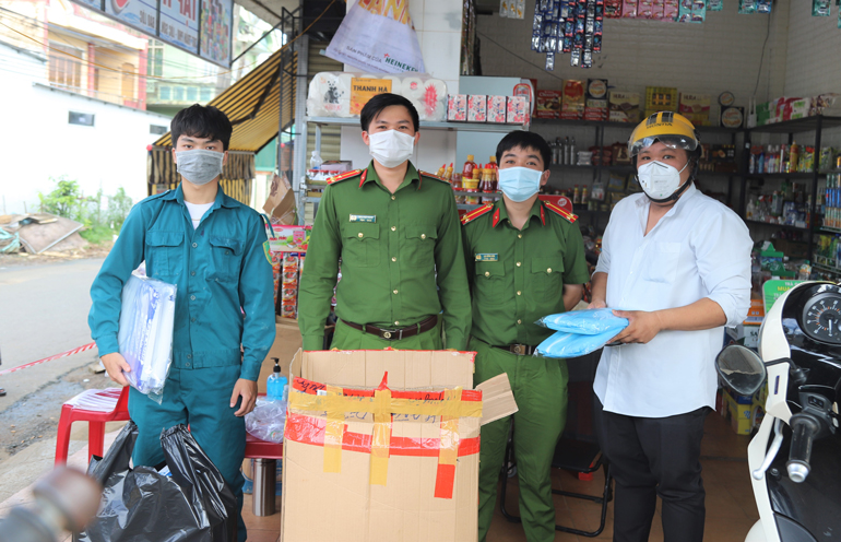 Đại diện Nhóm SOS Bảo Lộc trao tặng vật dụng y tế cho các lực lượng tại chốt phường Lộc Sơn