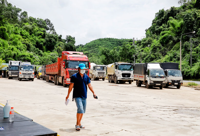 Xe tải chờ khai báo y tế tại Chốt kiểm dịch số 1 đặt tại đèo Chuối, QL 20, Đạ Huoai