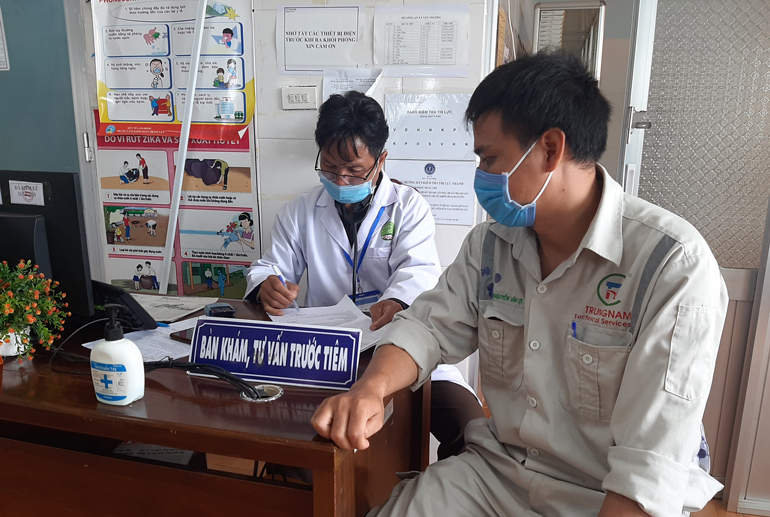 Nhân viên công ty thủy điện tại Di Linh tiêm vắc xin phòng chống dịch Covid-19