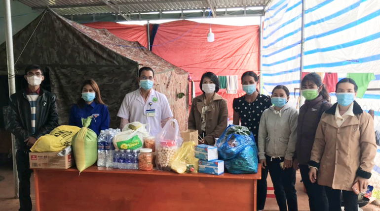 Hội LHPN huyện Di Linh tặng quà cho chốt kiểm dịch trên địa bàn