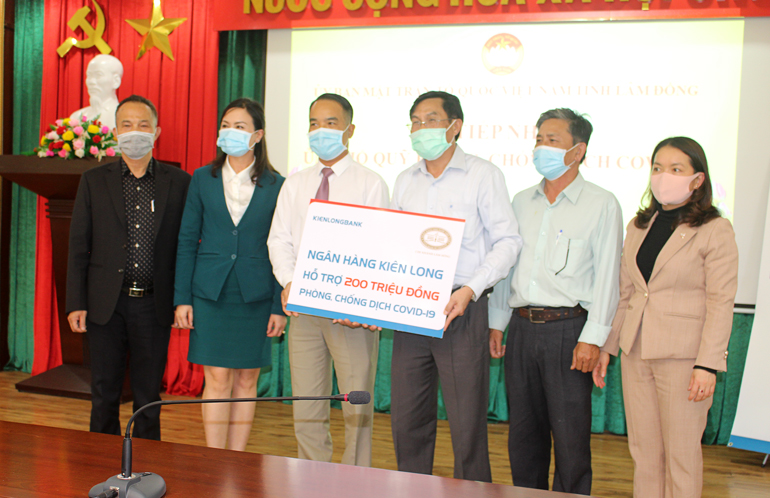 Đại diện các doanh nghiệp, tổ chức ủng hộ Quỹ phòng chống dịch Covid – 19 Lâm Đồng
