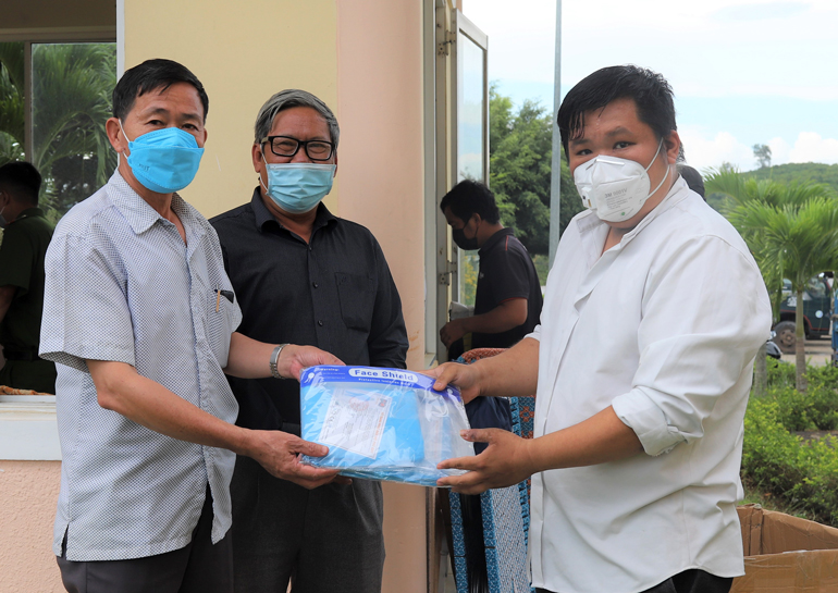 Bảo Lộc: Nhóm SOS tiếp tục trao tặng 150 bộ đồ bảo hộ cho các lực lượng phòng chống dịch