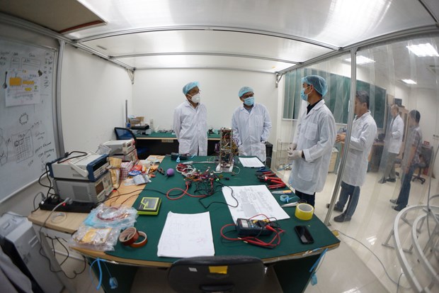 Các nhà khoa học của VNSC chế tạo vệ tinh NanoDragon