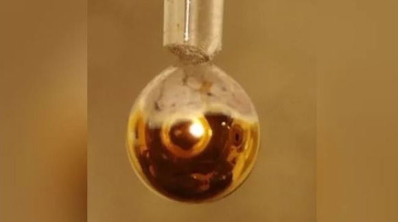 Các nhà khoa học Séc đã biến nước tinh khiết thành kim loại màu vàng