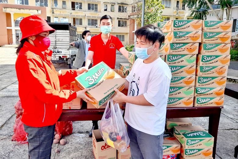 Hội Chữ thập đỏ tỉnh tổ chức đợt cấp phát lương thực, thực phẩm miễn phí để giúp cho các em sinh viên vượt qua khó khăn bởi Covid-19