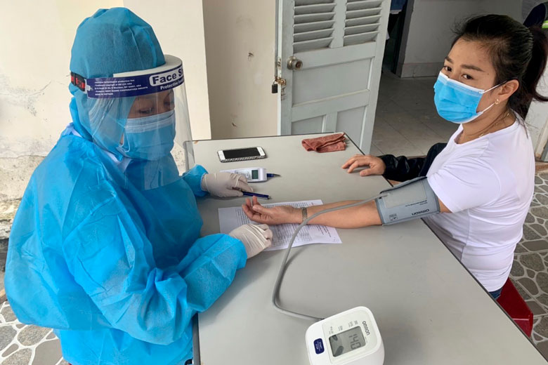 Khám sàng lọc trước tiêm vắc xin phòng Covid-19 tại CDC Lâm Đồng