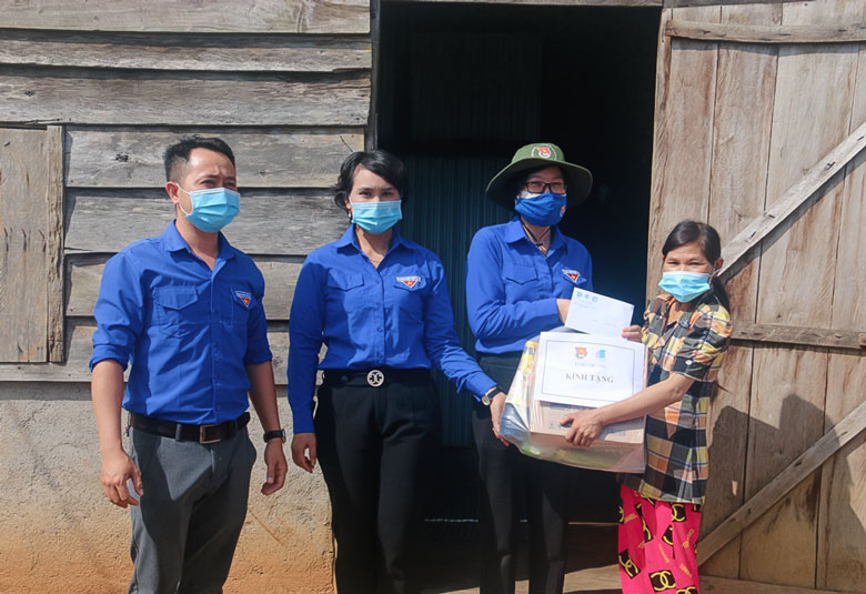 Huyện Đoàn - Hội LHTN Việt Nam huyện Di Linh tặng quà, thăm hỏi động viên các gia đình vượt qua khó khăn và chung tay đẩy lùi dịch Covid-19