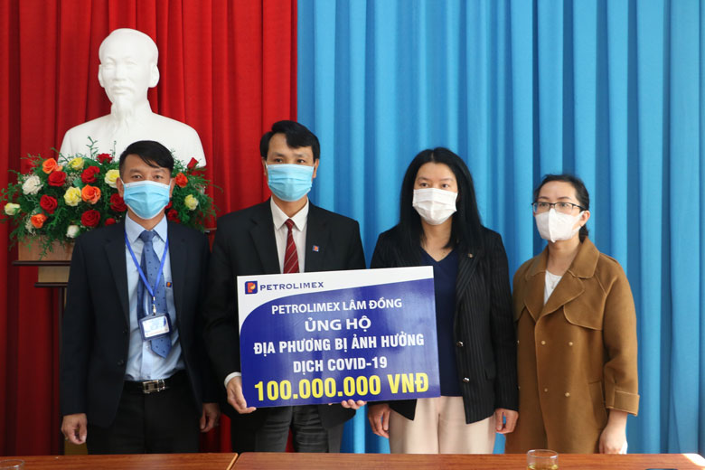 Petrolimex Lâm Đồng hỗ trợ 100 triệu đồng cho 2 xã Xuân Trường và Trạm Hành