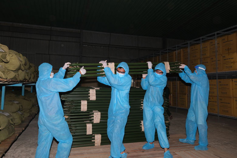 Vận chuyển nhà bạt cứu sinh các loại xuất cấp cho TP Hồ Chí Minh phòng chống dịch tại Chi cục Dự trữ Nhà nước Lâm Đồng sáng nay