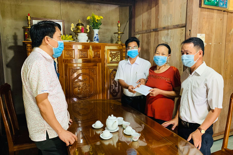 Cơ quan chức năng chi trả hỗ trợ tại nhà cho người có công gặp khó khăn tại xã Triệu Hải (huyện Đạ Tẻh)