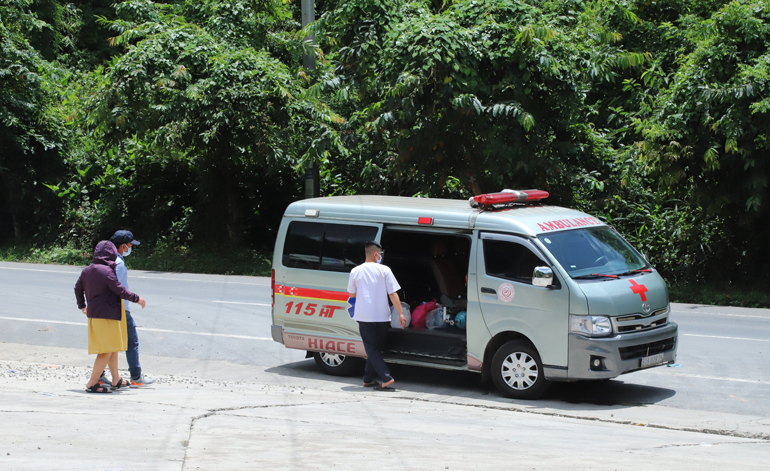 Xe cấp cứu các địa phương trên địa bàn tỉnh Lâm Đồng có mặt tại chốt đèo số 1 đèo Chuối (huyện Đạ Huoai) đón các sản phụ từ vùng dịch về cách ly y tế tập trung