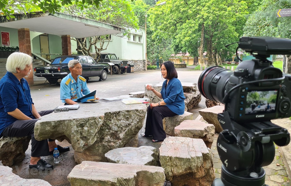 Nhà báo Tạ Bích Loan và các khách mời của chương trình ghi hình tại Hoàng thành Thăng Long