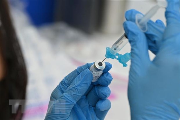 Nhân viên y tế tiêm vaccine ngừa COVID-19 cho người dân tại Los Angeles, California, Mỹ