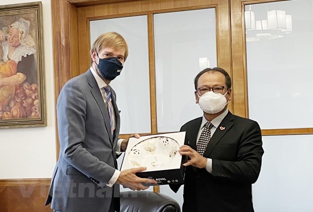 Đại sứ Thái Xuân Dũng tặng quà lưu niệm cho Bộ trưởng Y tế Séc Adam Vojtech. 
