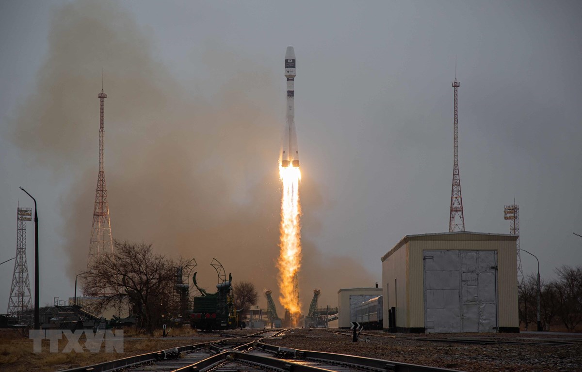 Rên lửa Soyuz của Nga mang theo các vệ tinh rời bệ phóng ở sân bay vũ trụ Baikonur tại Kazakhstan ngày 22/3/2021.