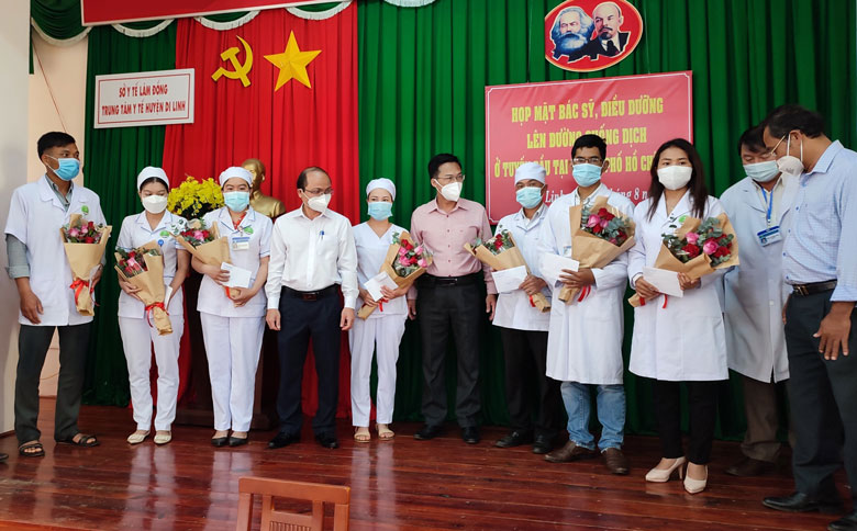 Lãnh đạo huyện Di Linh và Trung tâm Y tế huyện tặng quà các y, bác sĩ lên đường làm nhiệm vụ chống dịch tại TP Hồ Chí Minh