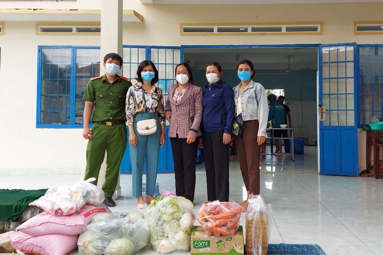 Nhiều tổ chức, cá nhân trên địa bàn huyện Cát Tiên đã ủng hộ nông sản, nhu yếu phẩm hỗ trợ cho người dân vùng dịch