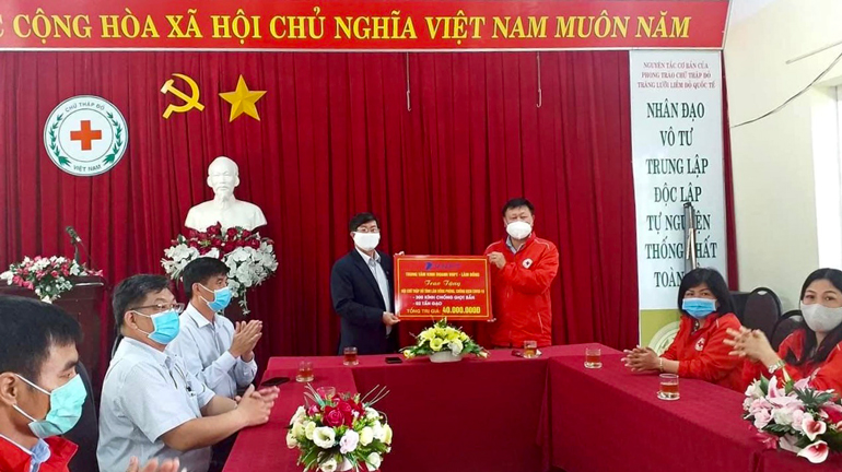 Hội Chữ thập đỏ tỉnh tiếp nhận tài trợ của Trung tâm Kinh doanh VNPT Lâm Đồng