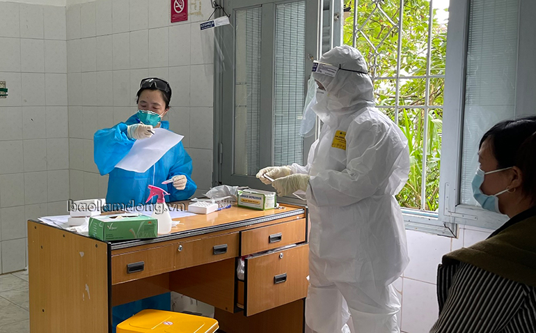 CDC Lâm Đồng tổ chức lấy mẫu làm xét nghiệm SARS-CoV-2 cho người có nhu cầu