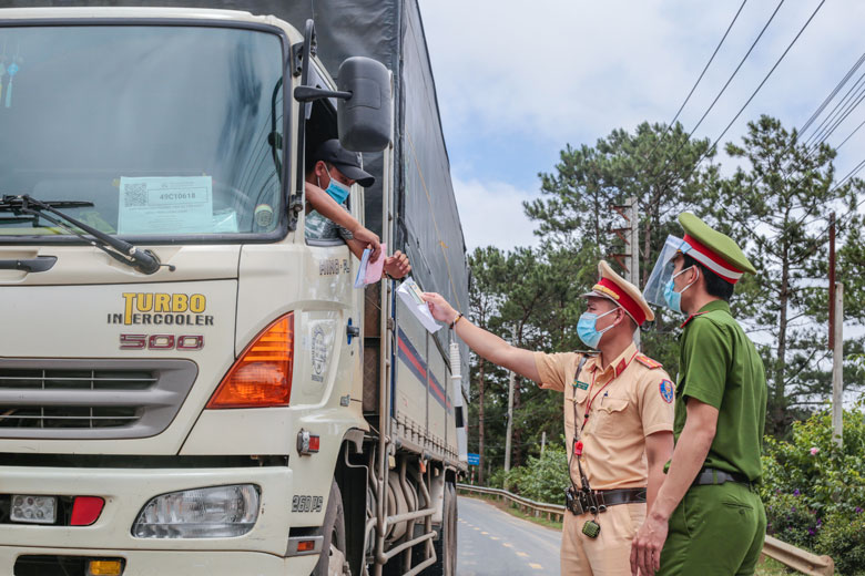 Lực lượng chức năng kiểm tra các xe tải ra - vào chốt kiểm soát dịch COVID-19 tại Quốc lộ 20 đoạn giáp ranh xã Trạm Hành và Xuân Thọ, TP Đà Lạt