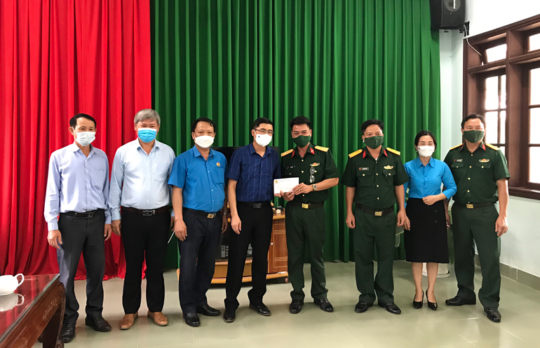 Đồng chí Nguyễn Khắc Bình trao phần quà trị giá 5 triệu đồng của Liên đoàn Lao Động tỉnh cho Ban Chỉ huy Quân sự huyện Cát Tiên