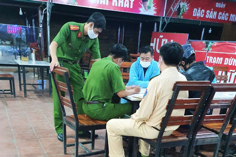 Cơ quan chức năng huyện Đạ Huoai và chốt số 1 làm việc với ông Trần Quang Vinh (người mặc đồ bảo hộ y tế)