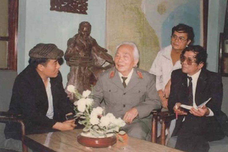 Nhà thơ Anh Ngọc (phía sau Đại tướng) cùng các nhà văn quân đội vào thăm Đại tướng năm 1994