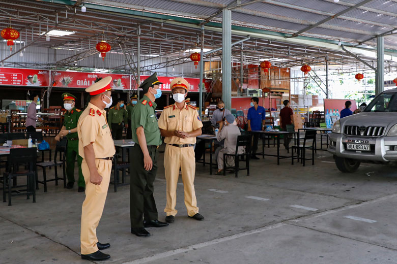 Đại tá Trần Minh Tiến - Giám đốc Công an tỉnh kiểm tra và giao nhiệm vụ cho lực lượng làm công tác tại Chốt số 1, đèo Chuối, Đạ Huoai