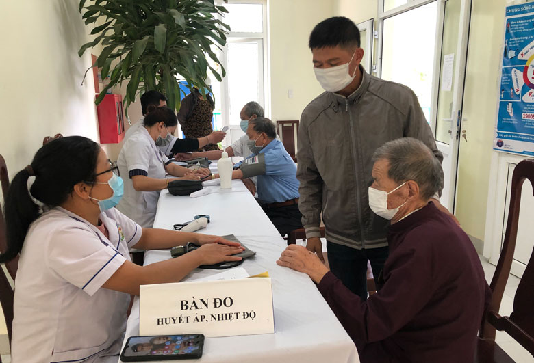Trung tâm Y tế huyện Lâm Hà khám sàng lọc cho các đối tượng trước khi tiêm vắc xin phòng Covid-19