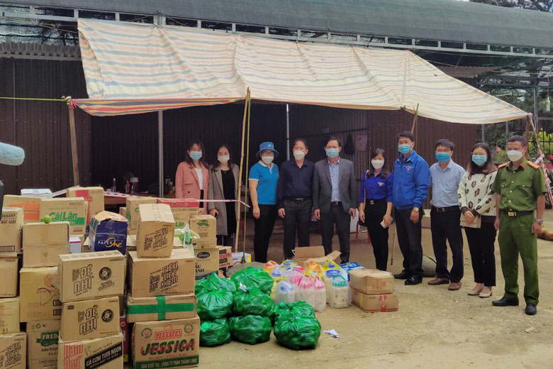 Huyện Đam Rông hỗ trợ nhu yếu phẩm cho người dân hai xã Xuân Trường và Trạm Hành