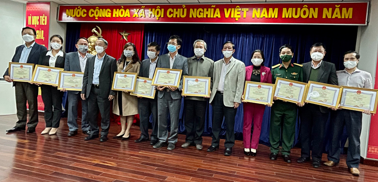 Chủ tịch UBND tỉnh Lâm Đồng tặng bằng khen cho 42 tập thể và 35 cá nhân có thành tích trong phòng chống dịch Covid-19