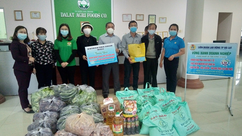 Đoàn Ủy ban MTTQ Việt Nam TP. Đà Lạt và các đoàn thể thành phố trao tặng lương thực và trang thiết bị phòng chống dịch cho doanh nghiệp thực hiện mô hình “3 tại chỗ”