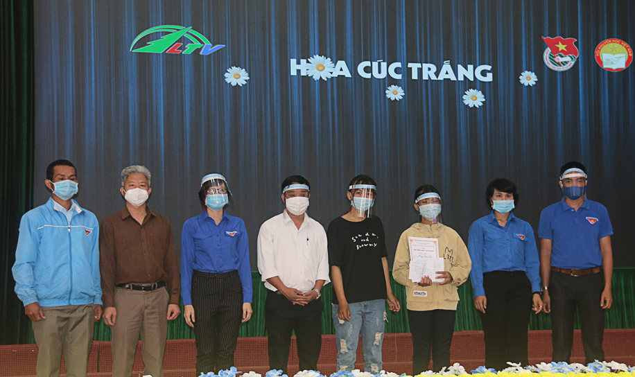 Đại diện chính quyền địa phương, Huyện đoàn cùng nhà trường tại buổi trao số tiền cho em Ka Liang Ngôi