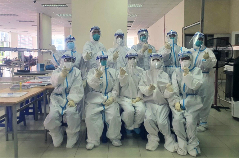 Các y, bác sĩ tỉnh Lâm Đồng trước giờ vào ca trực điều trị, chăm sóc bệnh nhân Covid-19 tại Bệnh viện dã chiến số 1 TP Hồ Chí Minh. Ảnh: Đinh Ngọc Hoan